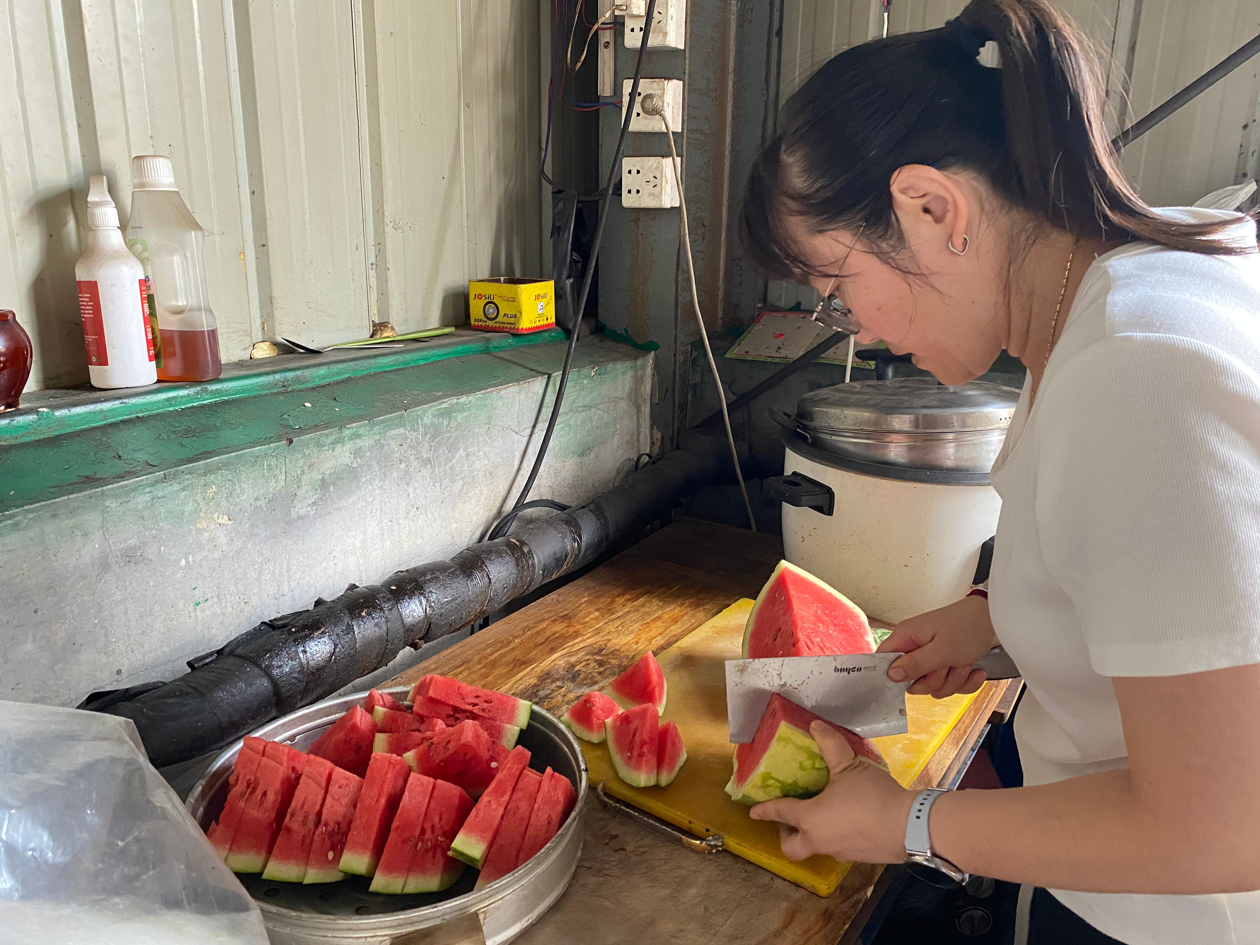 酷暑里的一縷清涼 ---工會主席王林林到智造中心慰問一線員工